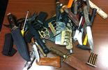 123 Ghlin : 50 couteaux, 10 machettes, 10 carabines,  10 poings américains, …