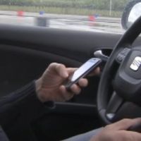 Consulter Facebook en conduisant est plus dangereux que consommer de l'alcool