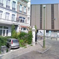 Le trottoir de la rue Vautier, à deux pas de la place du Luxembourg