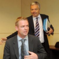 Didier Reynders (dr.) pense que son collègue Hendrik Bogaert (g.) baisse un peu vite les bras en estimant impossible de réduire l'emploi public.