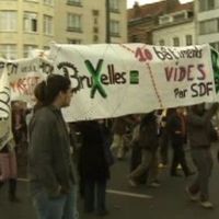 Quelques 200 manifestants réclamant des douches gratuites pour les plus démunis