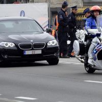 Un policier à moto escorte un officiel