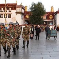 Des militaires chinois patrouillent dans les rues de Lhassa, la capitale du Tibet