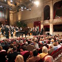 La grande salle du conservatoire royal, dont l'acoustique est l'une des meilleures au monde, est en fait à mille lieues des exigences du 21ème siècle.