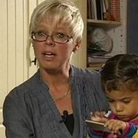 La fillette dans sa famille d'accueil