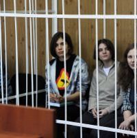 Nadezhda Tolokonnikova (G), Yekaterina Samutsevitch (C) et Maria Alyokhina (D)  