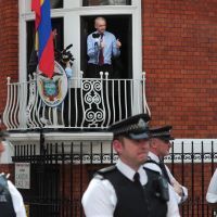 Julian Assange lors de son allocution sous haute surveillance 