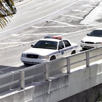 Illustration: deux voitures et un agent de la police de Miami