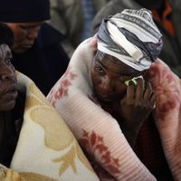 Une dame essuie ses larmes lors de l'hommage aux morts de Marikana