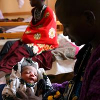 Une femme tenant son bébé à l'hopital de Arusha, en Tanzanie