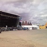Depuis longtemps, on parle de déménagement, mais Tour et taxis accueille toujours le festival
