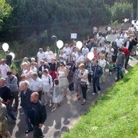 Le cortège s'élance en direction du monastère. 