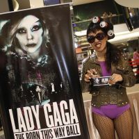 Une fan indonésienne de Lady Gaga exhibe son billet pour le concert interdit