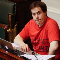 Laurent Louis avec un t-shirt "Libérez le MLD"