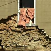La façade de la maison touchée par l'explosion
