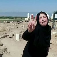 Illustration: une femme pleure la mort de son fils dans le village de Treimsa, dans la province de Hama - Syrie: une quarantaine de civils "massacrés" dans la province de Hama