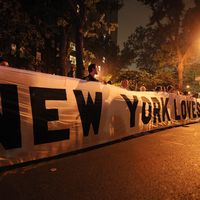"New-York aime le mariage gay", banderole déroulée dans le Village à New-York avant le vote pour la légalisation du mariage homosexuel, le 24 juin 2011