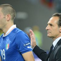 Cesare Prandelli console un de ses joueurs