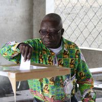 Congo: un électeur dans le district de Ouenze à Brazzaville, lors du second tour des élection, dimanche 5 août