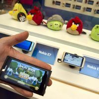 Illustration: la populaire application Angry Birds sur un smartphone Nokia