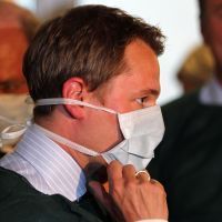 Daniel Bahr lors de sa visite à l'hôpital de Hambourg, le 5 juin 2011