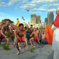 Des aborigènes dansent pour le pape Benoît XVI en 2008