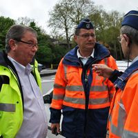 Claude Michez en compagnie de la police tournaisienne. 