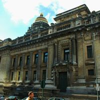 Après autopsie, le parquet de Bruxelles a placé les parents sous mandat d’arrêt.