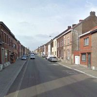 La rue Général de Gaulle est une longue artère bien droite de Courcelles