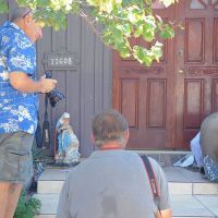 Les journalistes encerclent la maison du producteur à Cerritos