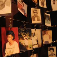 Quelques photos des victimes du génocide rwandais accrochées au Mémorial du génocide à Kigali