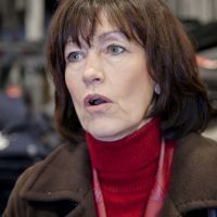 La vice-Première socialiste, Laurette Onkelinx, estime que les catholiques méritent un autre représentant que Mgr Léonard