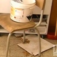 L’un des morceaux du faux-plafond qui s’est effondré en classe.
