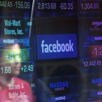 Le logo de Facebook sur la vitre de Nasdaq