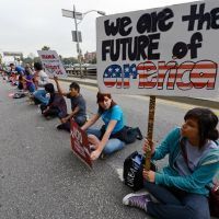 Illustration: des jeunes immigrants manifestent à Los Angeles