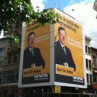Sur ses affiches géantes, Bart De Wever a reçu un nez de clown