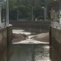 La Meuse s'écoule vers l'aval