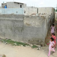Des jeunes filles passent à proximité de la maison de Rimsha