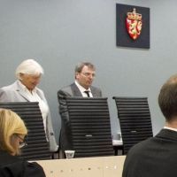 Le juge Ernst Henning Eielsen a d'étranges manières de se concentrer