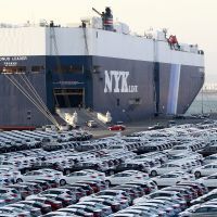 Des voitures Hyundai attendent d'être embarquées pour l'exportation