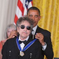 Barack Obama remet la plus haute distinction américaine à Bob Dylan
