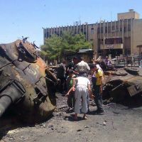 Des opposants syriens examinent un char de l'armée régulière à Ariha