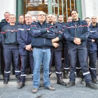 Les pompiers de Tournai à l'entrée de l'Hôtel de ville