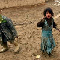 Des enfants afghans dans un camp de déplacés près de Kaboul