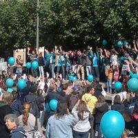Le rassemblement des malentendants sur la Grand-Place de Louvain-la-Neuve