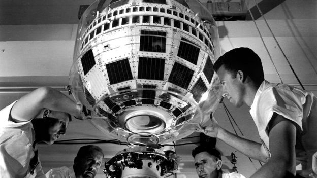 Photo du montage de Telstar 1 sur sa fusée de lancement en 1962.
