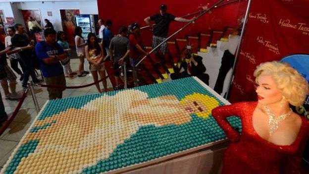 Un gâteau d'anniversaire pour la Marilyn en cire du Musée Tussaud de New-York : 2100 cupckakes pour la star qui aurait fêté ses 86 ans le 31 mai.